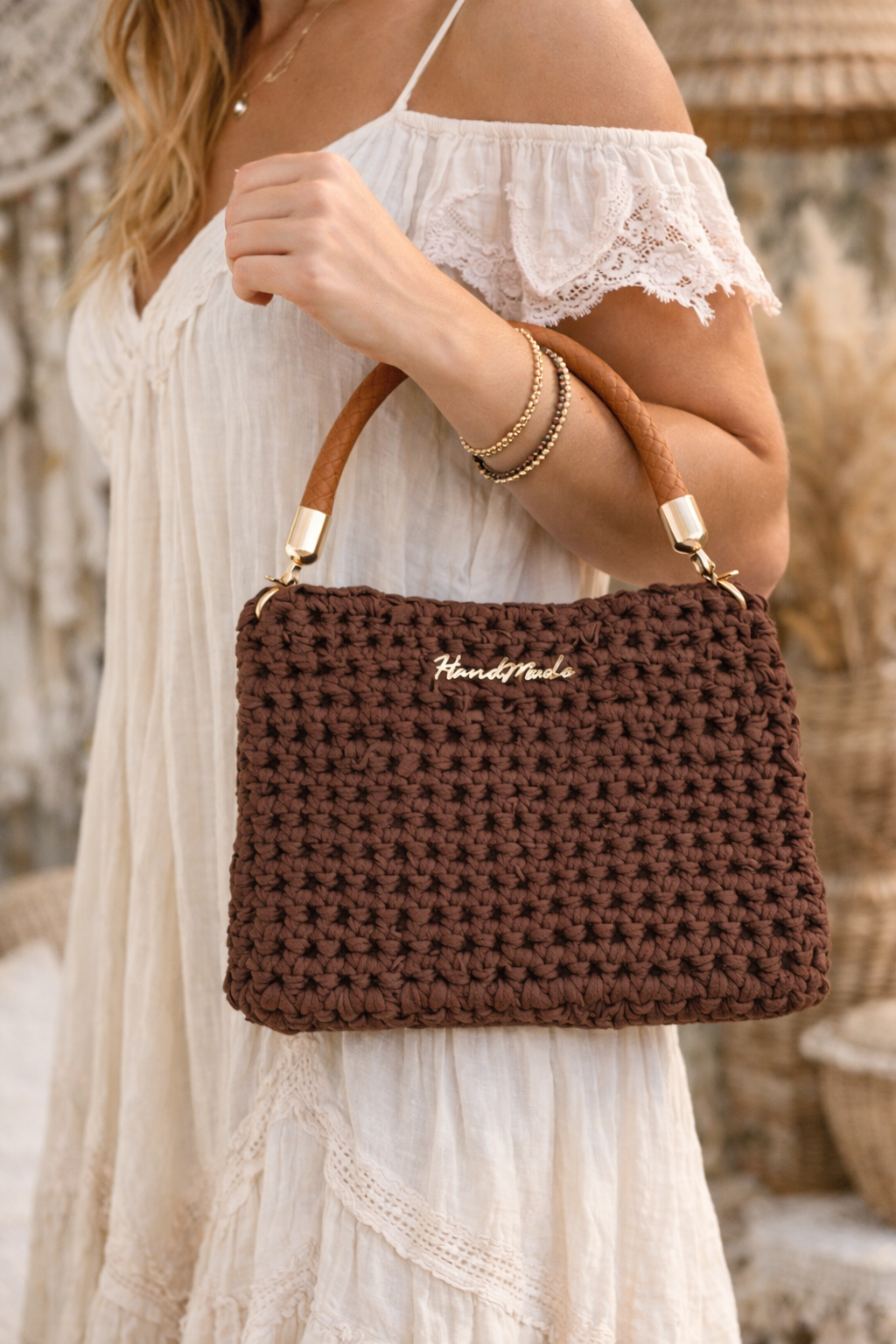 Bolso de mano artesanal marrón chocolate | Clutch crochet hecho a mano con asa efecto piel | Bolso elegante boho hui