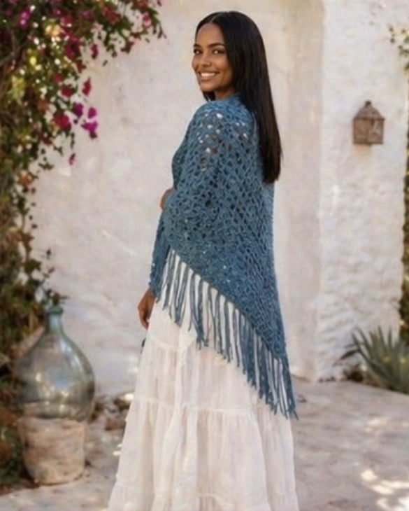 Chal Bohemio Crochet Azul con Flecos – Hecho a Mano Estilo Ibiza