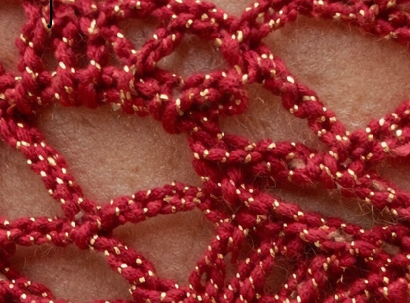 Chal Boho de Ganchillo Rojo Metalizado – Hecho a Mano
