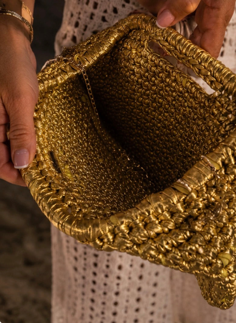 Bolso Clutch Dorado Artesanal de Trapillo – Estilo Boho Chic | Hecho a Mano