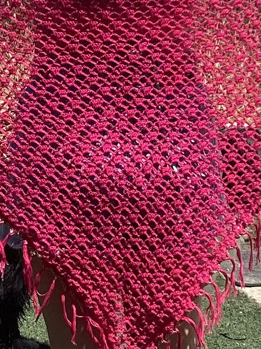 Chal fucsia artesanal de crochet con flecos – estilo boho ibicenco