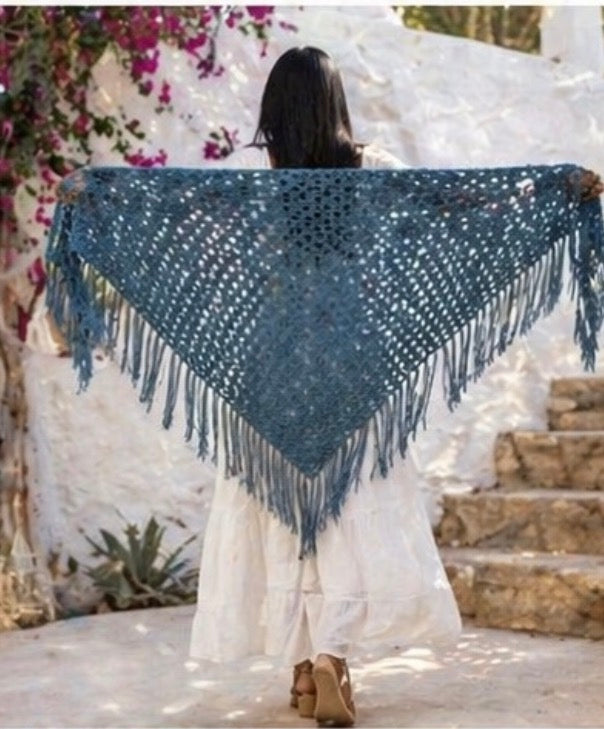 Chal Bohemio Crochet Azul con Flecos – Hecho a Mano Estilo Ibiza