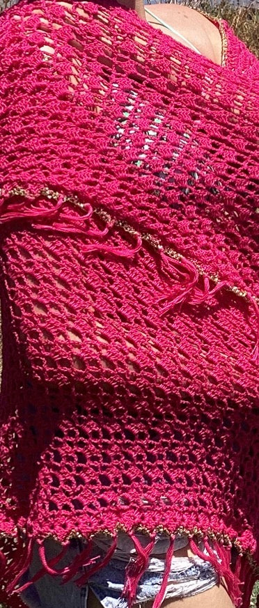 Chal fucsia artesanal de crochet con flecos – estilo boho ibicenco