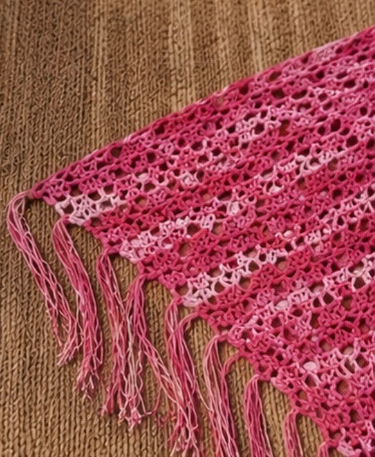 Chal Triangular de Crochet Rosa con Flecos | Hecho a Mano | Ibiza Moda TS