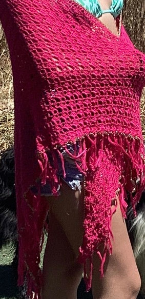 Chal fucsia artesanal de crochet con flecos – estilo boho ibicenco