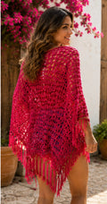 Chal fucsia artesanal de crochet con flecos – estilo boho ibicenco