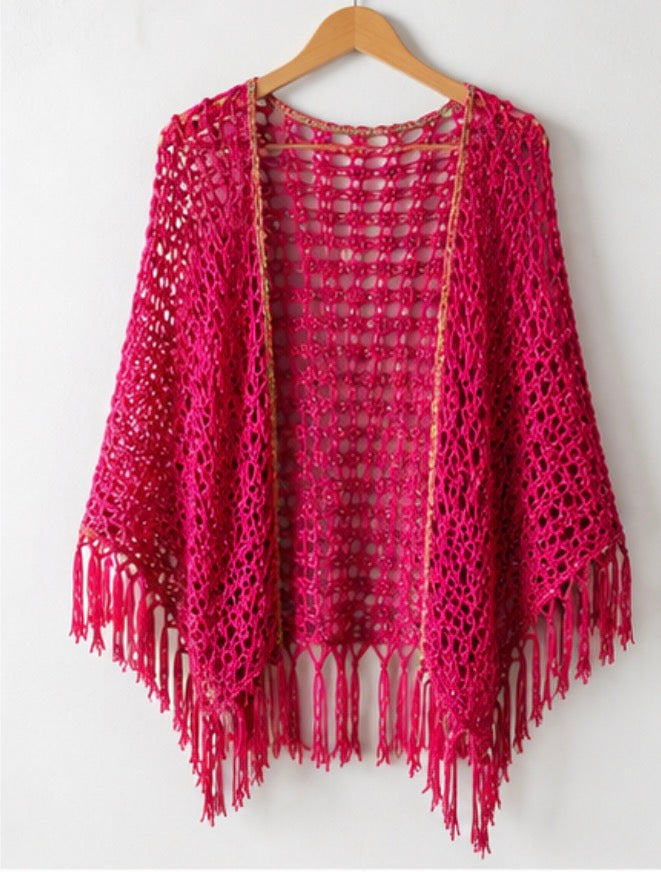 Chal fucsia artesanal de crochet con flecos – estilo boho ibicenco