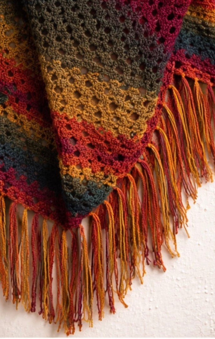 Chal Boho de Crochet con Flecos – Pañuelo Triangular Multicolor Otoño – Bufanda Artesanal Hecha a Mano
