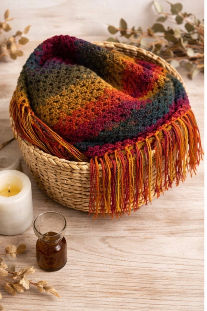 Chal Boho de Crochet con Flecos – Pañuelo Triangular Multicolor Otoño – Bufanda Artesanal Hecha a Mano