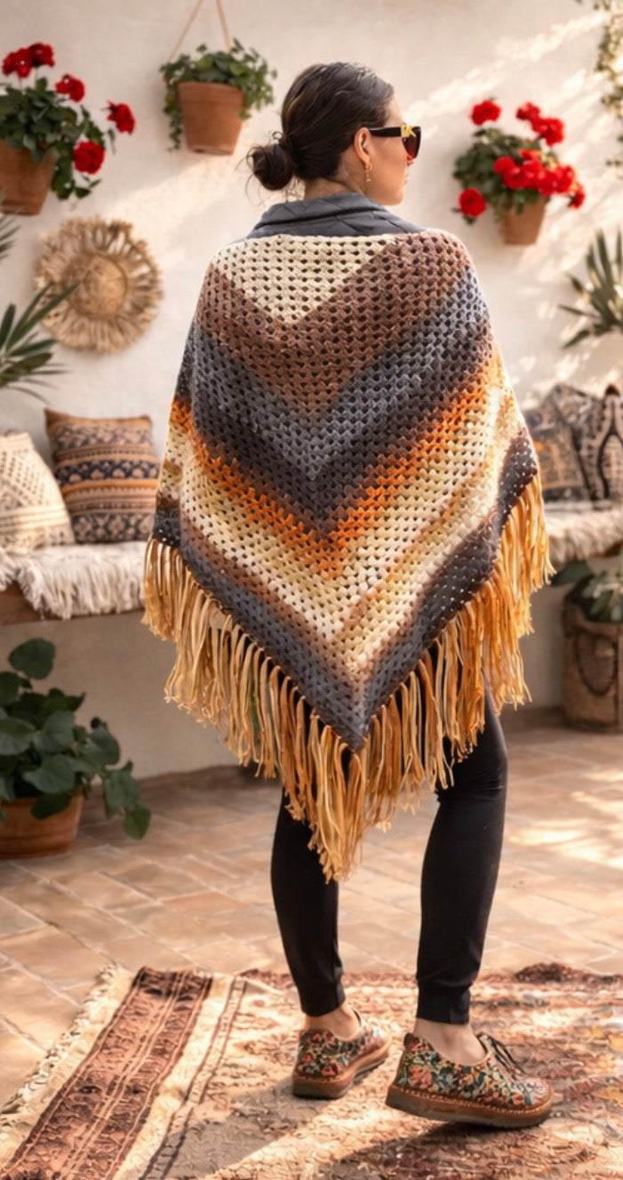 Chal Boho de Crochet con Flecos – Pañuelo Triangular Multicolor Otoño – Bufanda Artesanal Hecha a Mano
