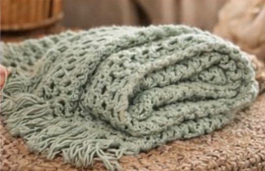 Chal artesanal de crochet con flecos – estilo boho