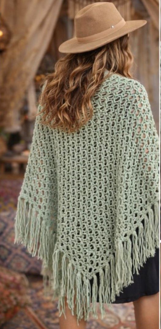 Chal artesanal de crochet con flecos – estilo boho