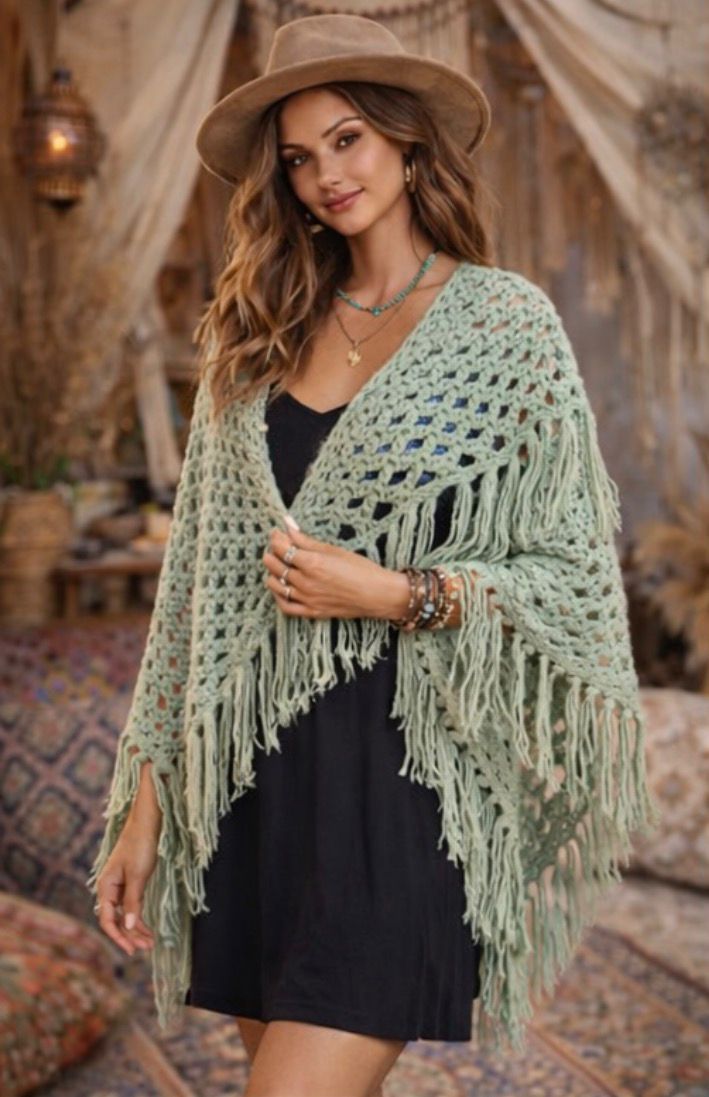 Chal artesanal de crochet con flecos – estilo boho
