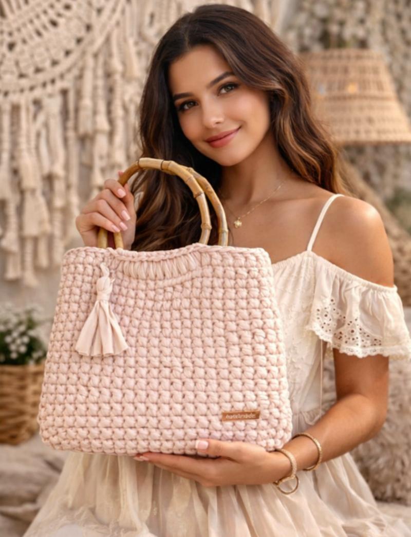 Bolso Crochet Boho Chic con Asa de Bambú – Ibiza Style