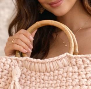 Bolso Crochet Boho Chic con Asa de Bambú – Ibiza Style