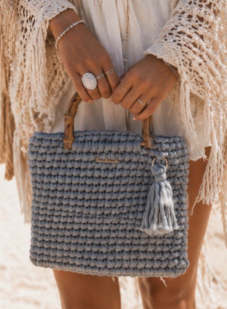 Bolso Boho Ibiza Gris Handmade con Asa de Bambú – Estilo Bohemio Chic
