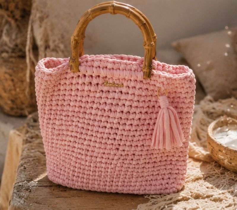 Bolso Rosa Crochet Handmade con Asa de Bambú – Estilo Boho Ibiza