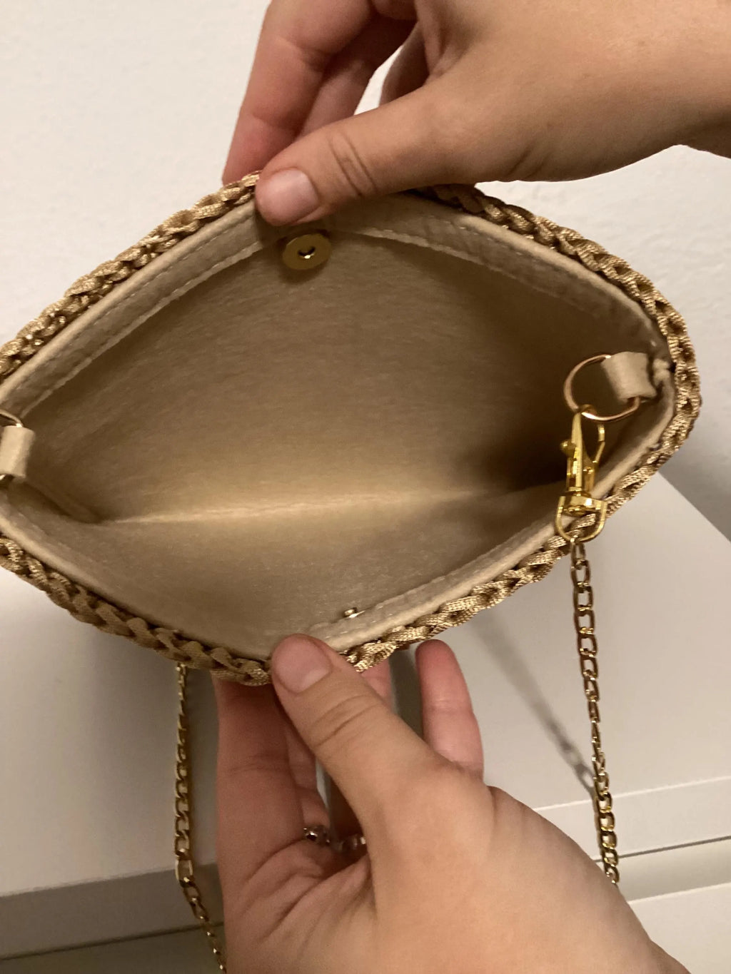 Handmade Crochet Shoulder Bag – Elegant Design with Gold Chain // Bolso de Hombro Tejido a Mano – Diseño Elegante con Cadena Dorada