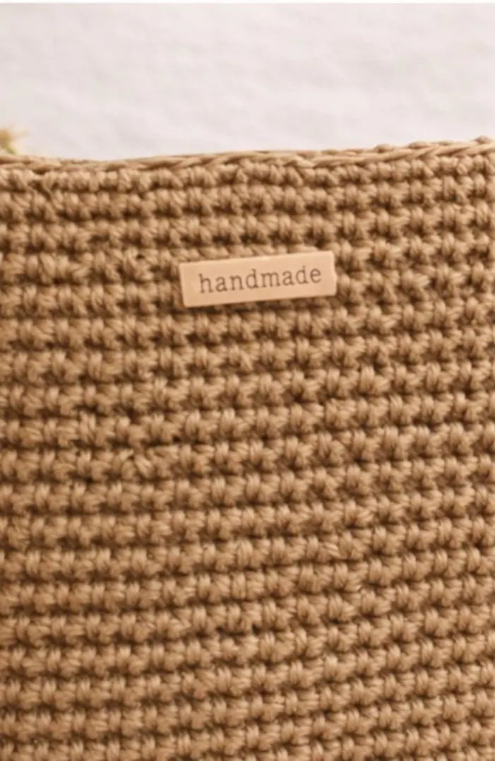 Handmade Crochet Shoulder Bag – Elegant Design with Gold Chain // Bolso de Hombro Tejido a Mano – Diseño Elegante con Cadena Dorada