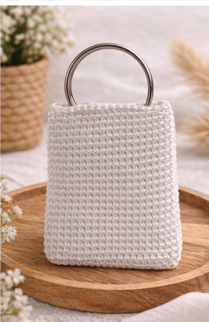 Handmade Crochet Mini Bag with Metal Ring Handle – Elegant & Minimalist Design // Bolso Mini de Ganchillo Hecho a Mano con Asa Metálica
