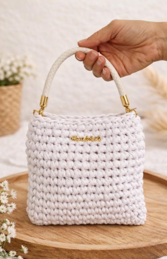 Handmade White Crochet Handbag with Short Handle – Unique Design // Bolso de mano tejido a crochet en color blanco con asa corta// Tote bag