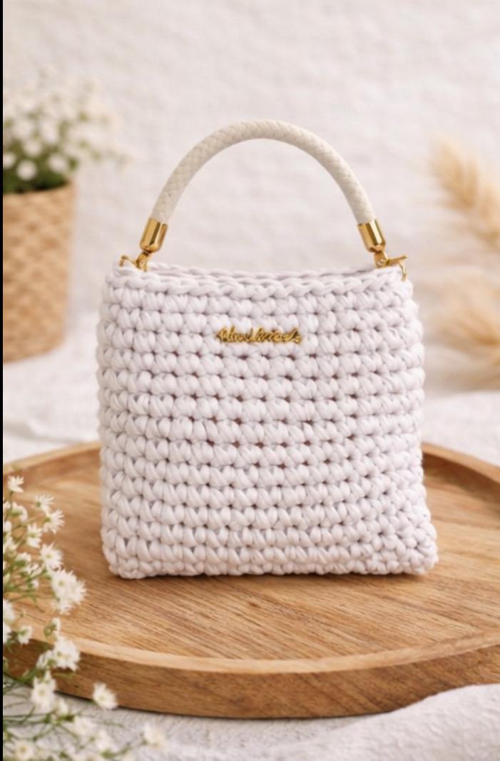 Handmade White Crochet Handbag with Short Handle – Unique Design // Bolso de mano tejido a crochet en color blanco con asa corta// Tote bag