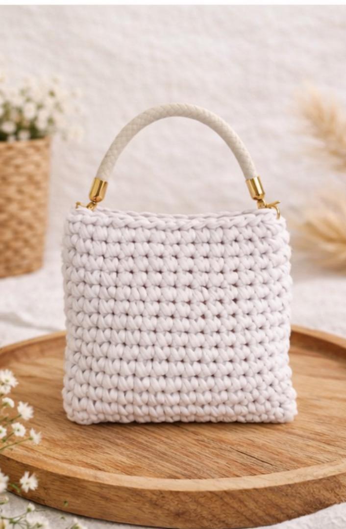 Handmade White Crochet Handbag with Short Handle – Unique Design // Bolso de mano tejido a crochet en color blanco con asa corta// Tote bag