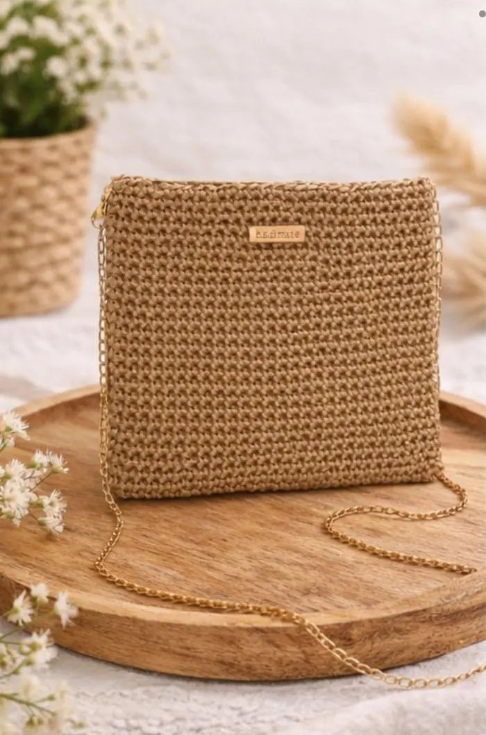 Handmade Crochet Shoulder Bag – Elegant Design with Gold Chain // Bolso de Hombro Tejido a Mano – Diseño Elegante con Cadena Dorada