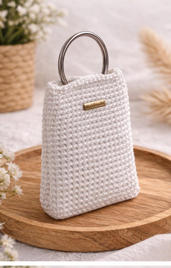 Handmade Crochet Mini Bag with Metal Ring Handle – Elegant & Minimalist Design // Bolso Mini de Ganchillo Hecho a Mano con Asa Metálica