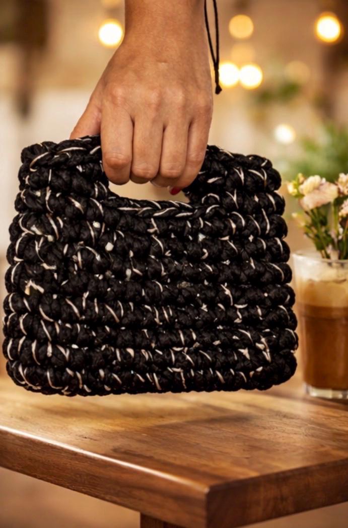 Bolso de Fiesta Tejido a Mano – Clutch Negro Artesanal para Evento y Cóctel